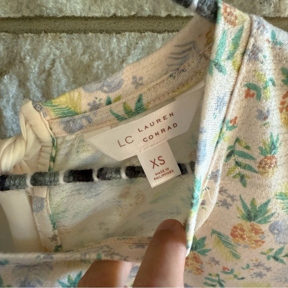LC Lauren Conrad Pastel Floral Pineapple Top Tie Back XS - Picture 2 of 6